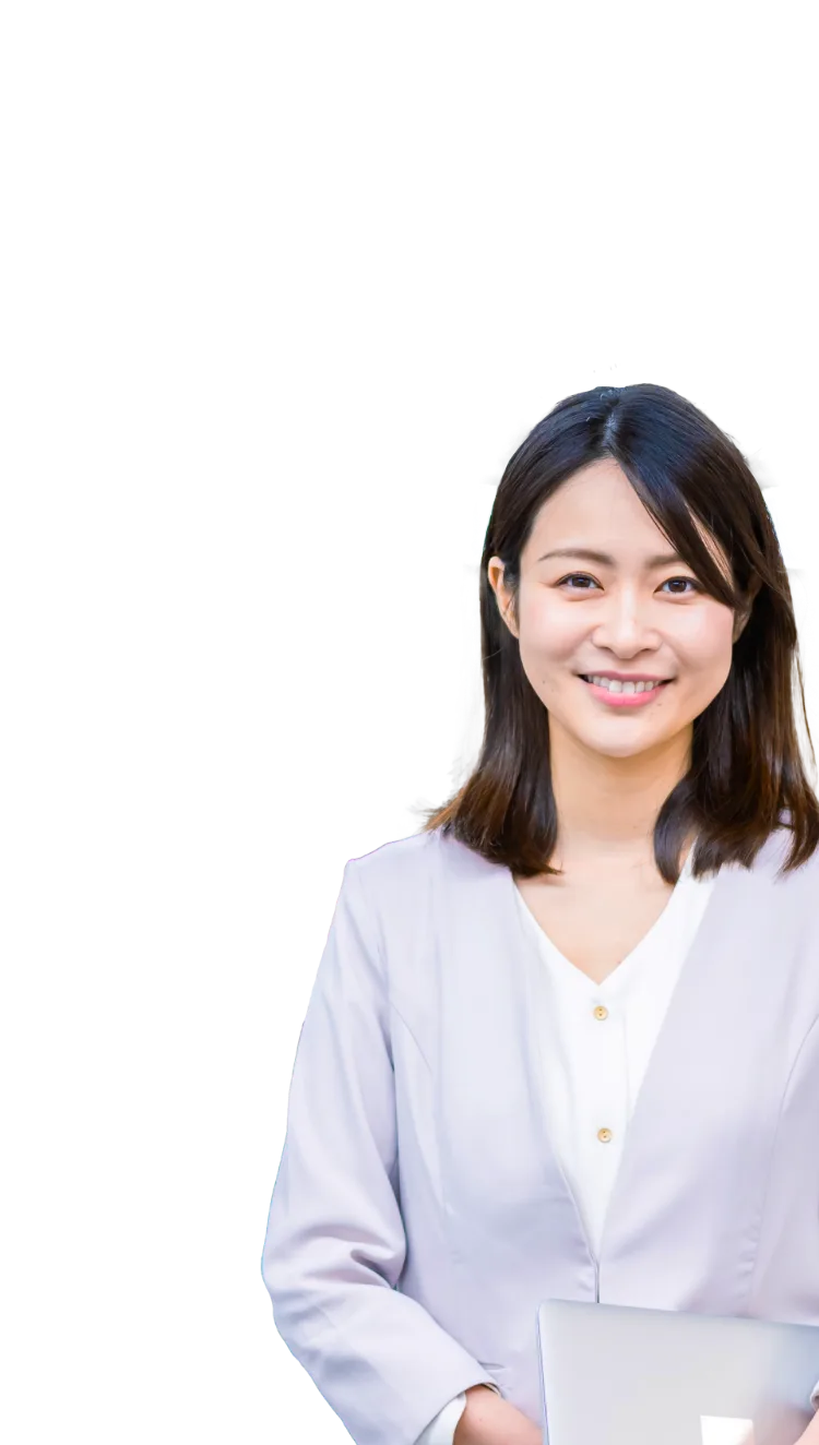 写真：ノートパソコンを持って微笑むビジネスウーマン。薄紫のジャケットを着ている。