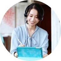 写真:ヘッドセットを付けて誰かと話している様子のアジア人女性