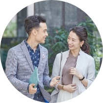 写真:中年の男性と女性が話している
