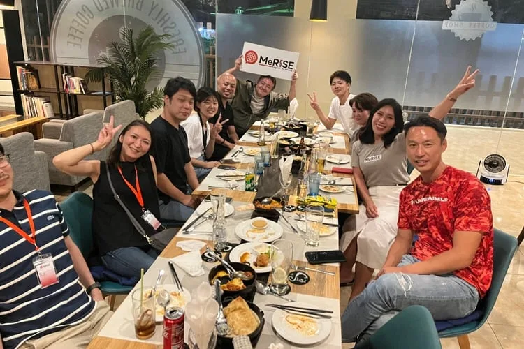 大人数での食事の様子
