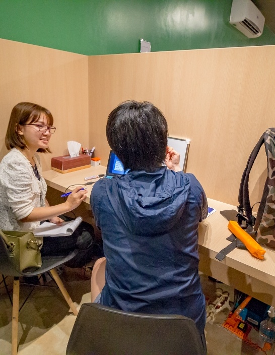 写真:個別指導エリアで、生徒と講師が対面でディスカッションをしている様子。集中できる環境が整っている。