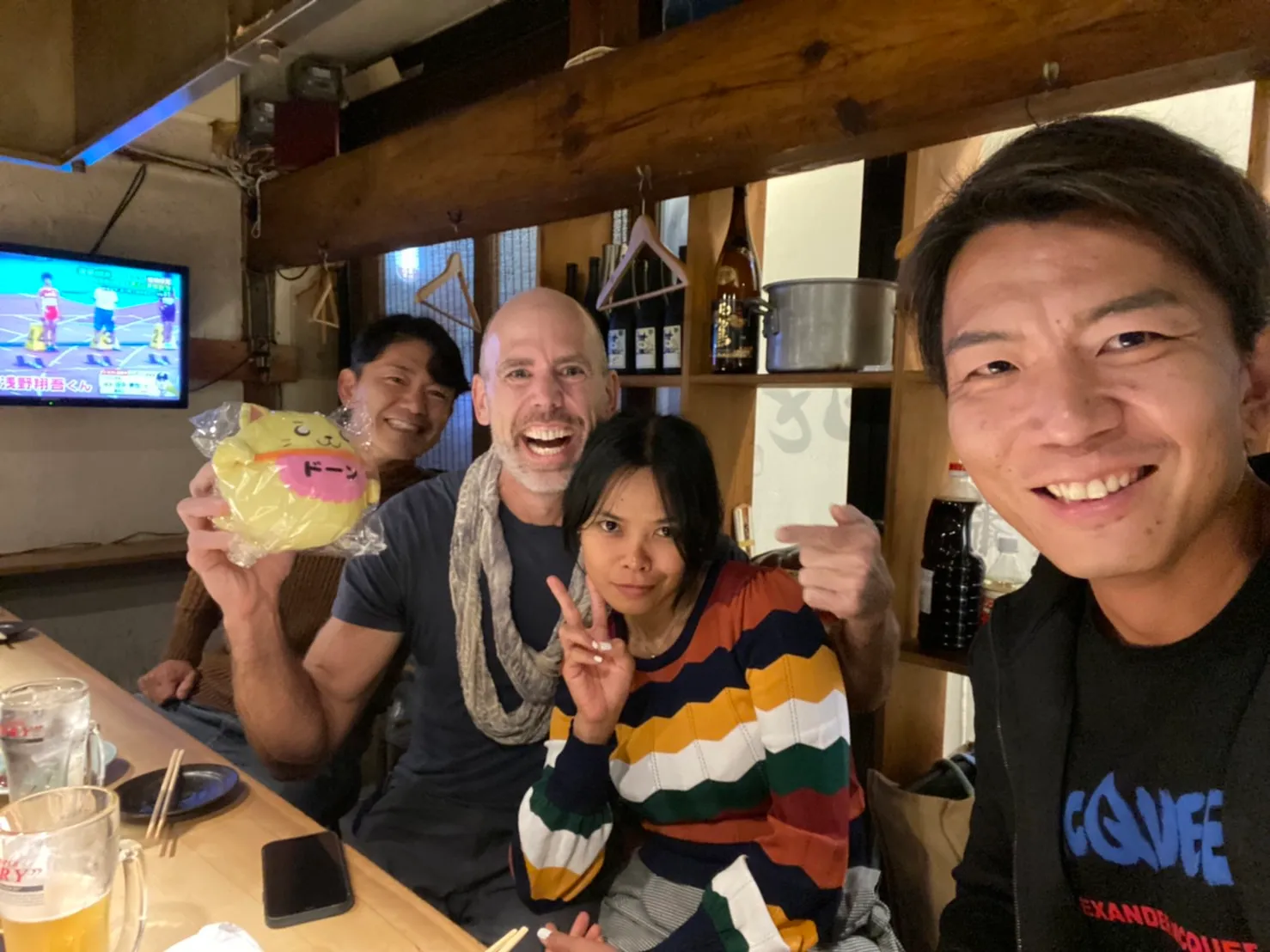 海外メンバーや友人と交流する北島さん